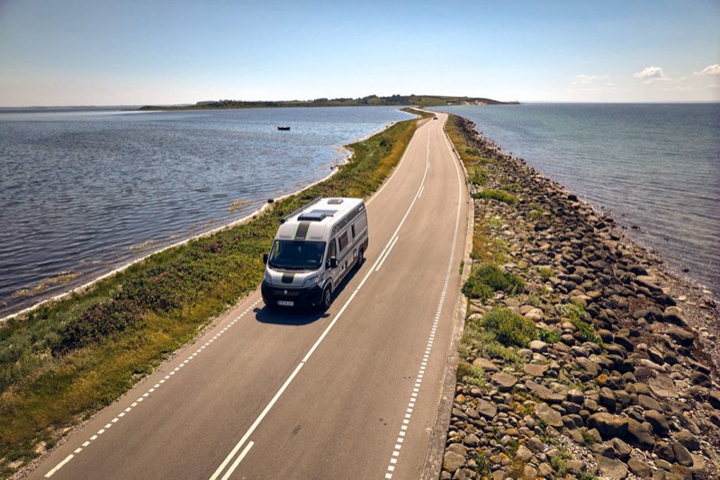 Autocamperen på vej ud på ferie ad en kystvej